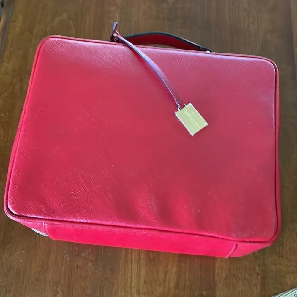 NWOT Esteé Lauder Beauty Essentials Case